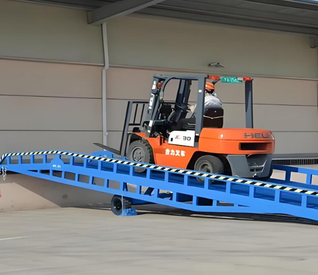 新村镇移动式卸货平台（叉车用）
